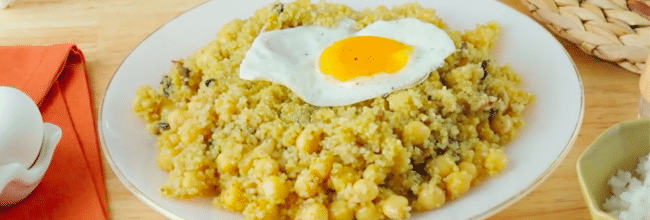 Desayuno de quinoa con garbanzos