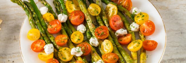 Ensalada de espárragos con tomate cherry