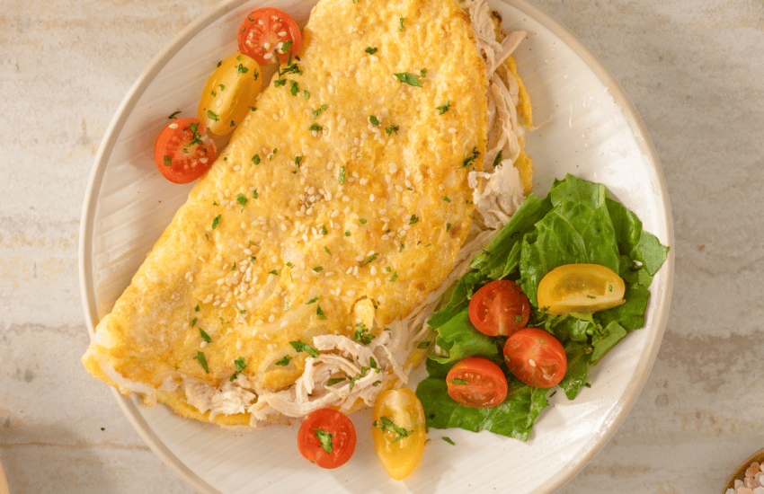 Omelette con pollo deshebrado⠀ ⠀ | Delination