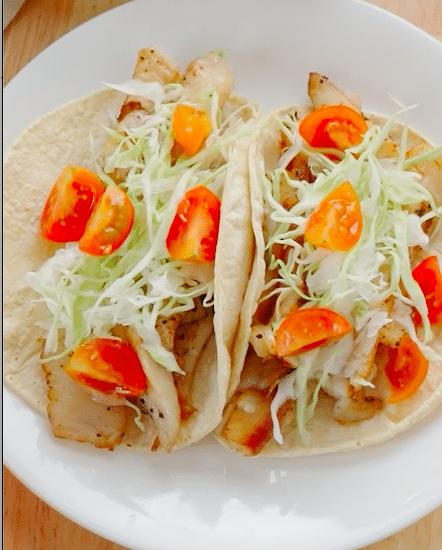 Tacos de tilapia empanizada⠀
