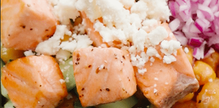 Bowl de salmón con garbanzo crujiente