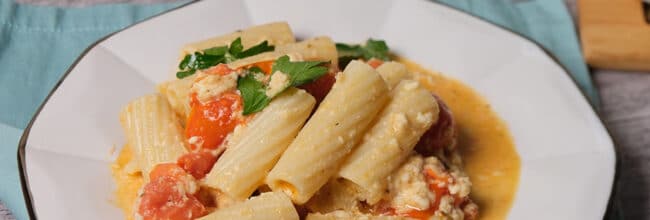 Pasta con jugo de tomate y queso