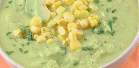 Sopa de aguacate con elote