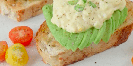 Toast de aguacate con huevo cocido