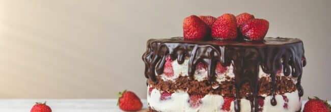 Bizcocho de chocolate con fresas