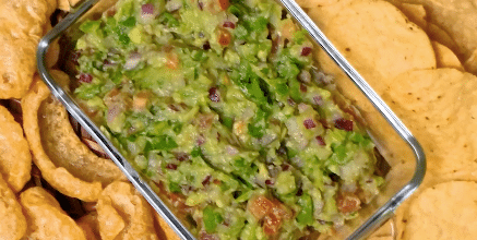 Botana de guacamole con salsa