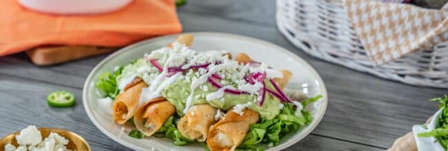 Tacos dorados con crema de aguacate