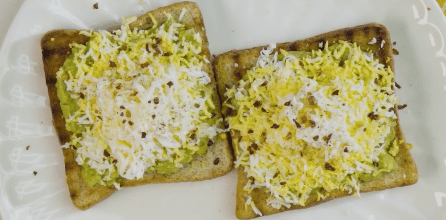 Toast con aguacate y huevo rallado