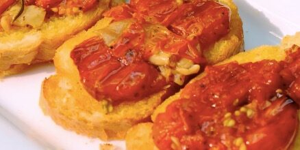 Toast con tomates confitados