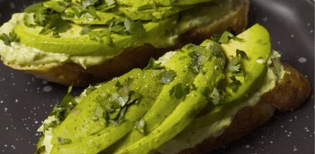 Toast cremoso con aguacate