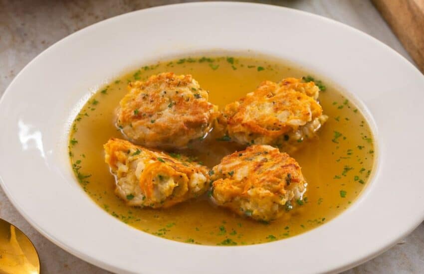 Albóndigas de pollo en sopa griega