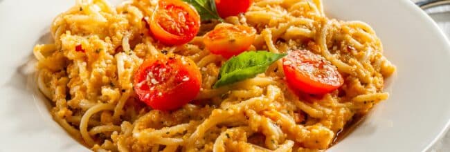 Espagueti con pesto de tomate