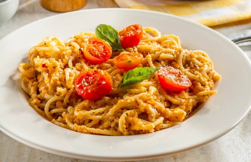 Espagueti con pesto de tomate