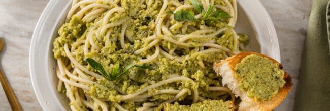 Pasta con pesto y aguacate