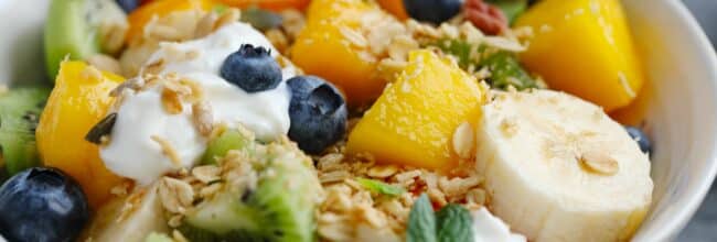 Yogurt con fruta y granola