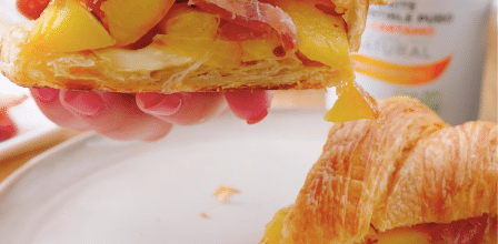 Croissant con durazno caramelizado