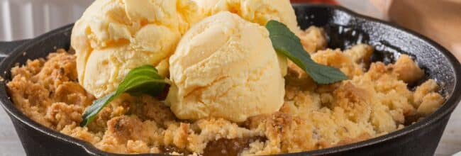 Crumble de duraznos con helado