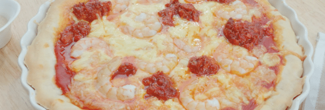 Pizza de camarón con chorizo