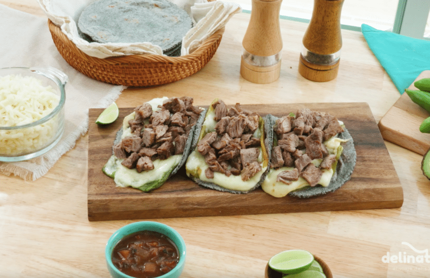 Tacos con chile relleno y carne asada.