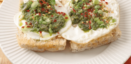 Toast de huevo estrellado con pesto