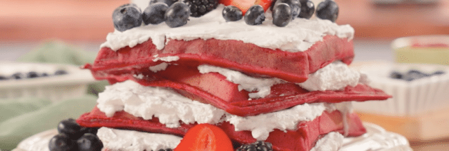 Waffles red velvet con fruta